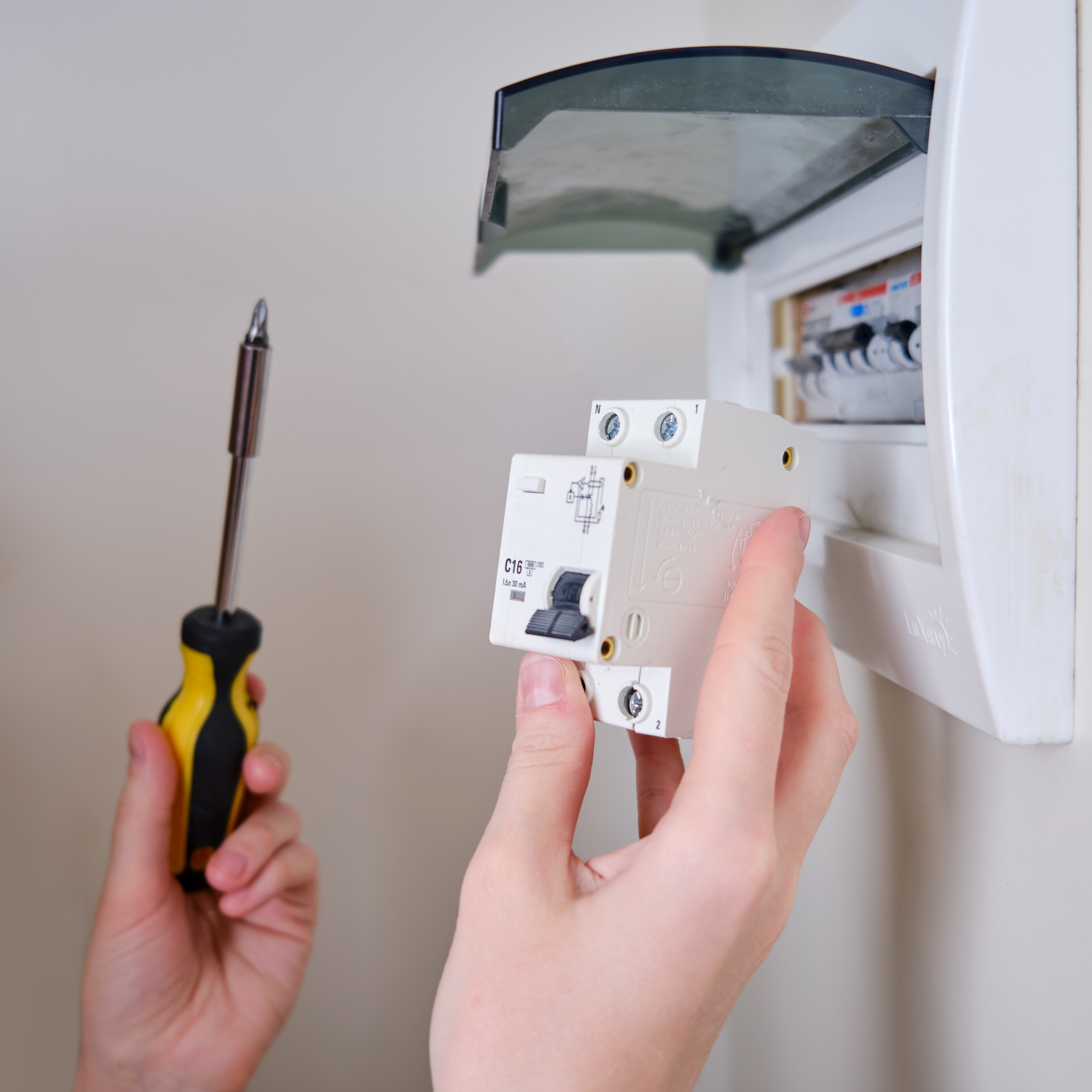 Elettricista testa il salvavita nel quadro elettrico per verificare dispersioni e sicurezza.